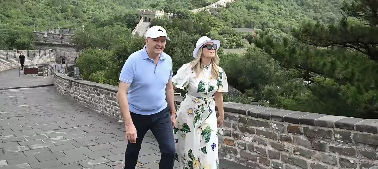 澳总理带未婚妻爬长城，真汉子！澳大利亚总理竟然带着他的未