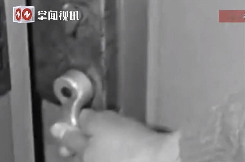 陕西汉中，男人伪装物管人员闯入女子家中抢劫，期间把她绑起来脱掉衣服，逼迫她做出羞