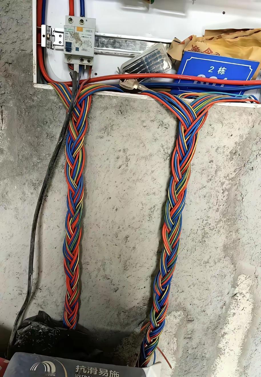 500大洋一天请的电工，说就算混，也得混够8小时才下班，，，