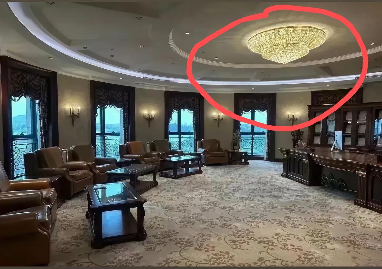 当我看到许老板当初豪华的办公室尤其是装饰的那盏吸顶灯跟某一个地方的几乎一模一样时