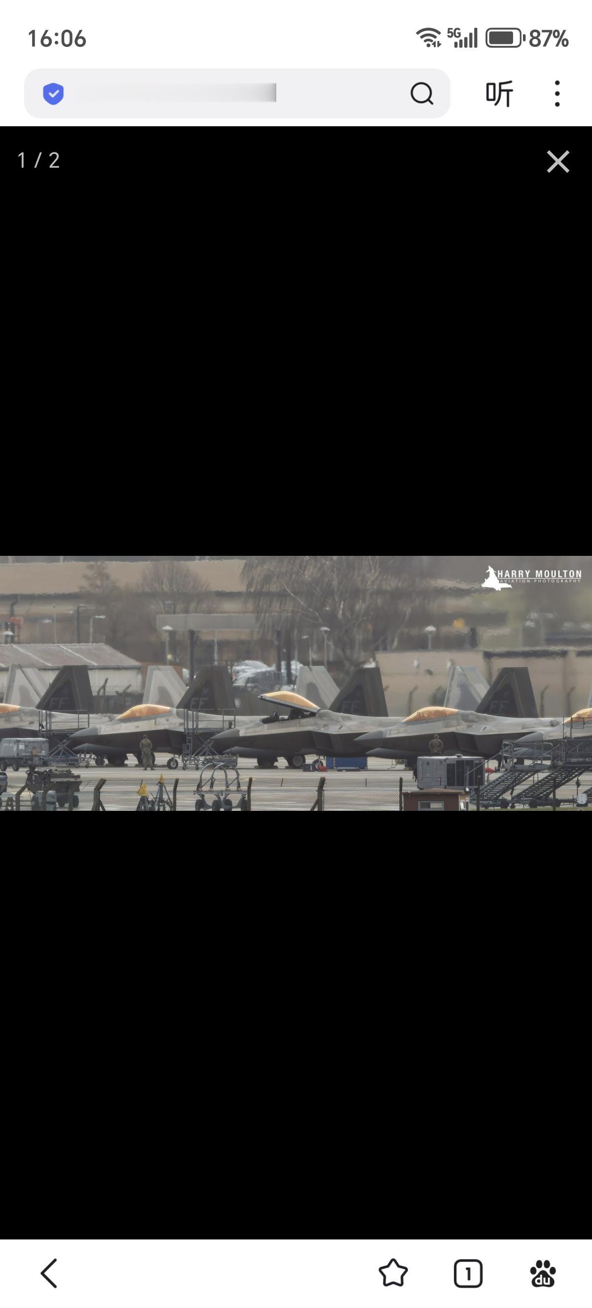 普通玻璃是“透波”的，所以雷达波会穿透玻璃——这时座舱部件和飞行员头盔就会形成大