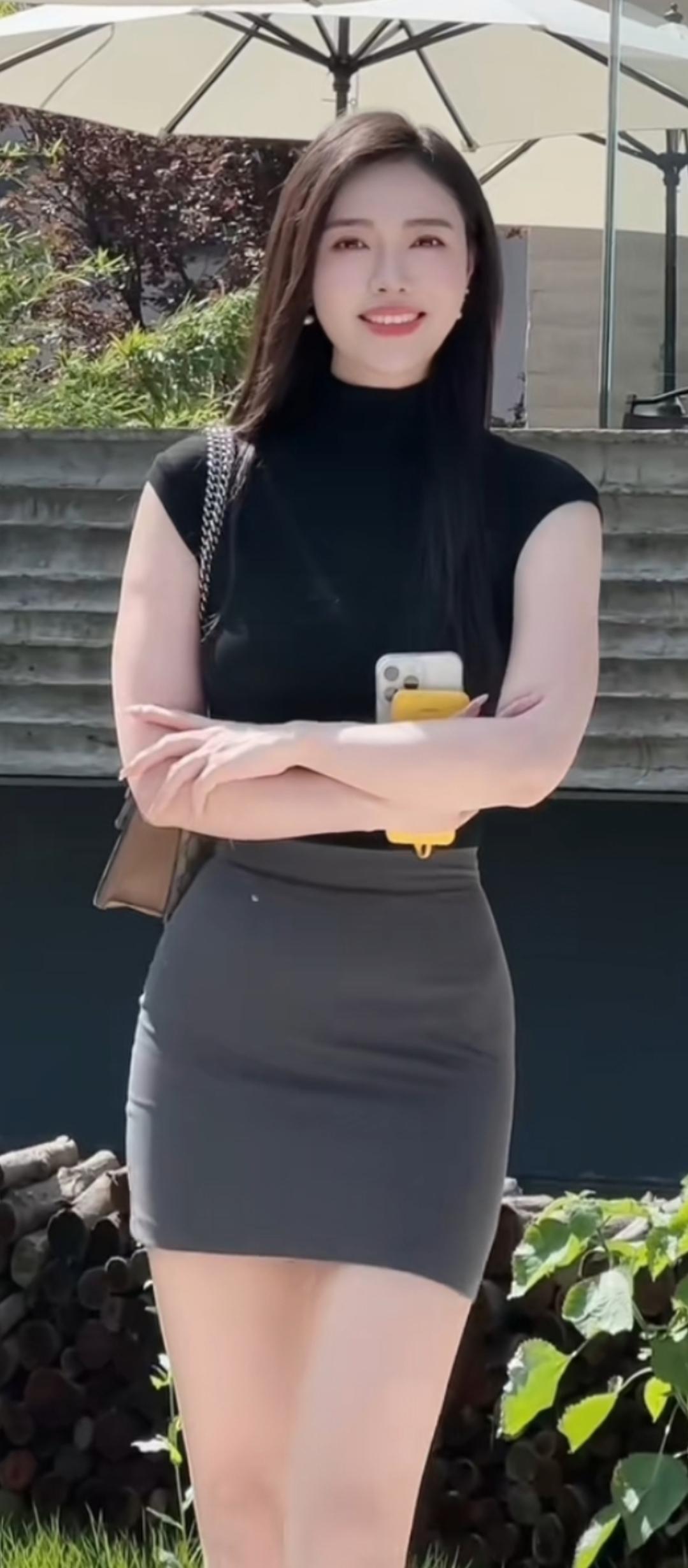 优雅黑裙，自信微笑🌞👗👠