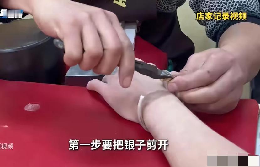 河南郑州，男子和女友因异地恋闹过几次分手，分分合合几次后，最终彻底分手。后来，男