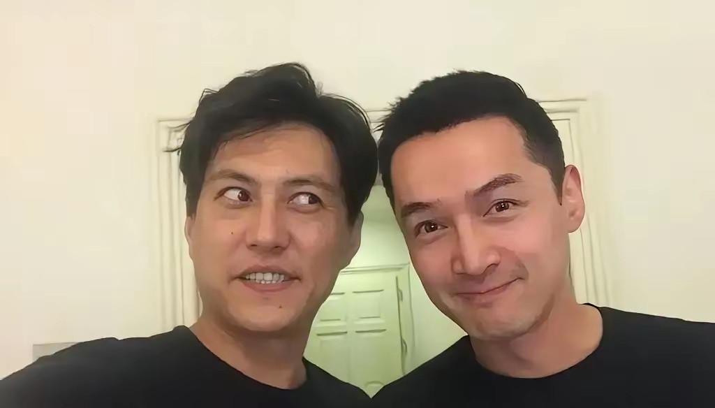 靳东上海出差路过胡歌开的餐厅，便带着朋友捧场光临，一桌消费近5000元，事后服务员过来结账，靳东说了