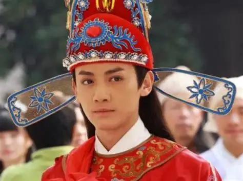 乾隆五十一年，有个大学士去世了。皇帝闻讯大恸，下诏赏银1000两，派皇十七子带着
