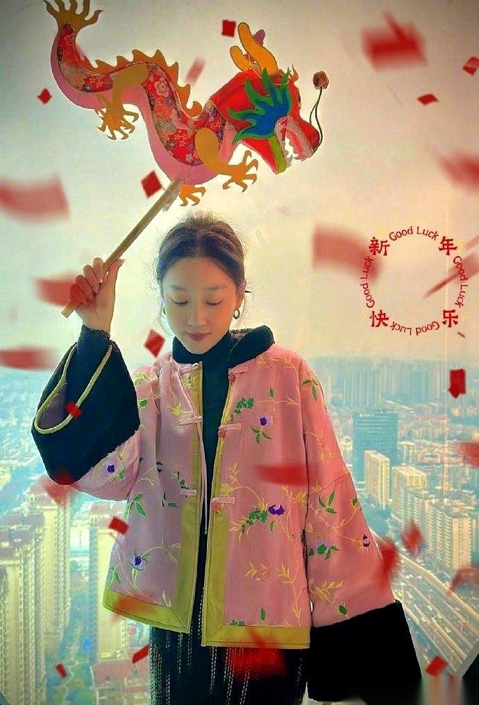 我猜王鹤棣自己都想不到，他的潮牌盲盒，有一天会被马龙家俩公子给拆了。真的，刷到