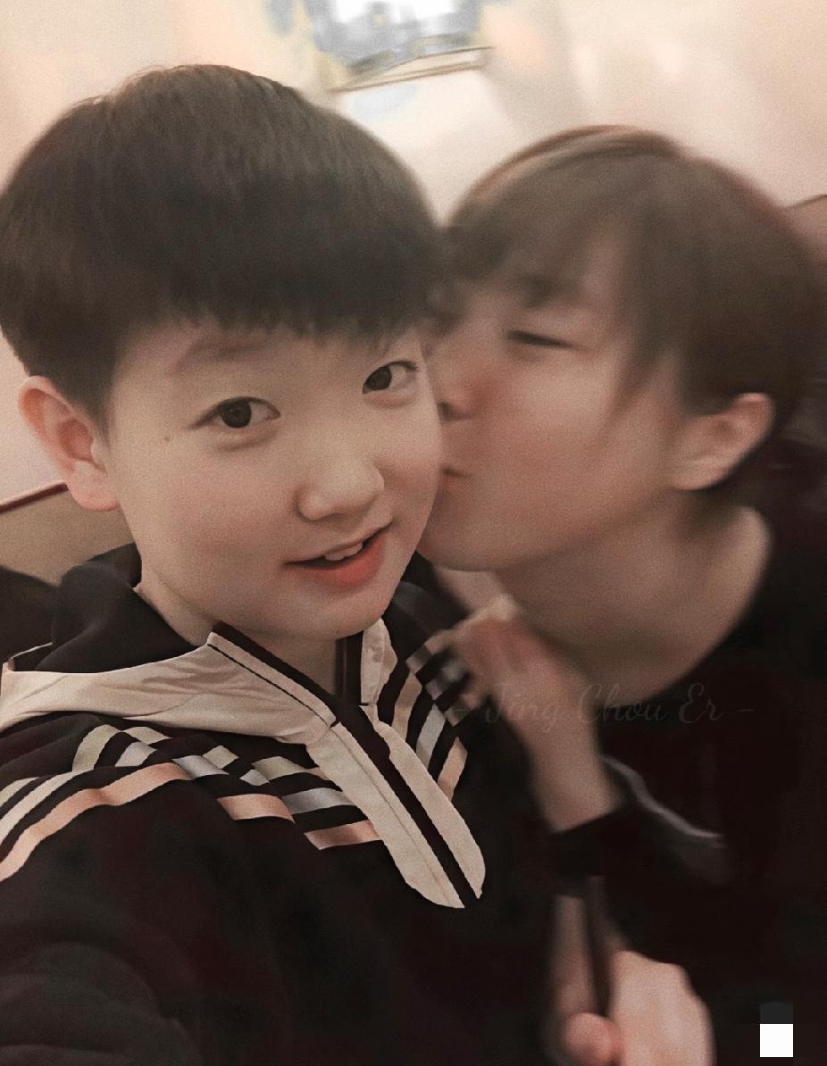 无意间刷到这张旧照片，一下子就被戳到啦😊小莎莎脸蛋肉嘟嘟的，正对着镜头，