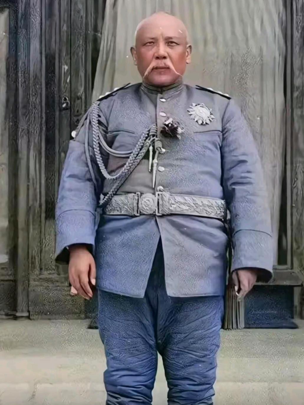 侄子问我为啥现在的古装戏都一眼假？我说“服、化、道”糊弄呗！你看看老袁当时穿的衣