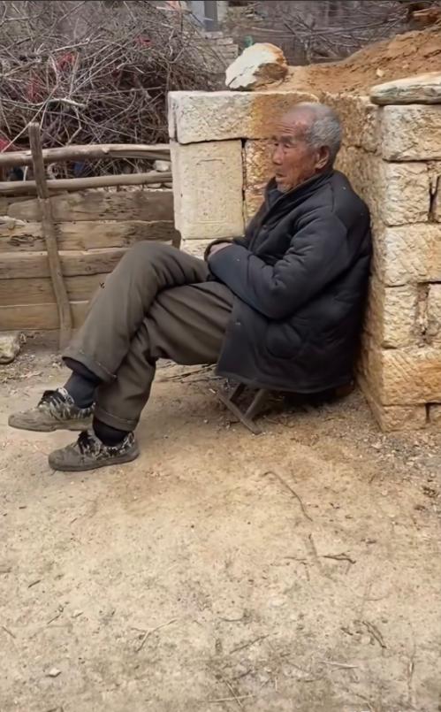 村里的老人，不看电视不看手机甚至都没有聊天，坐在村头一坐就是一天，你知道他们内心