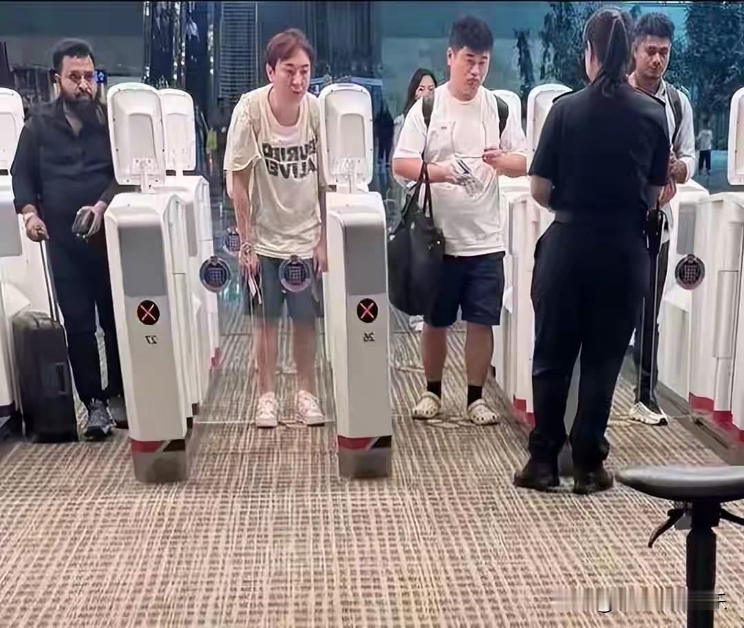 王思聪现身新加坡机场，染红发扫脸过安检未老先衰，他才37岁，一看就是不爱健身的人