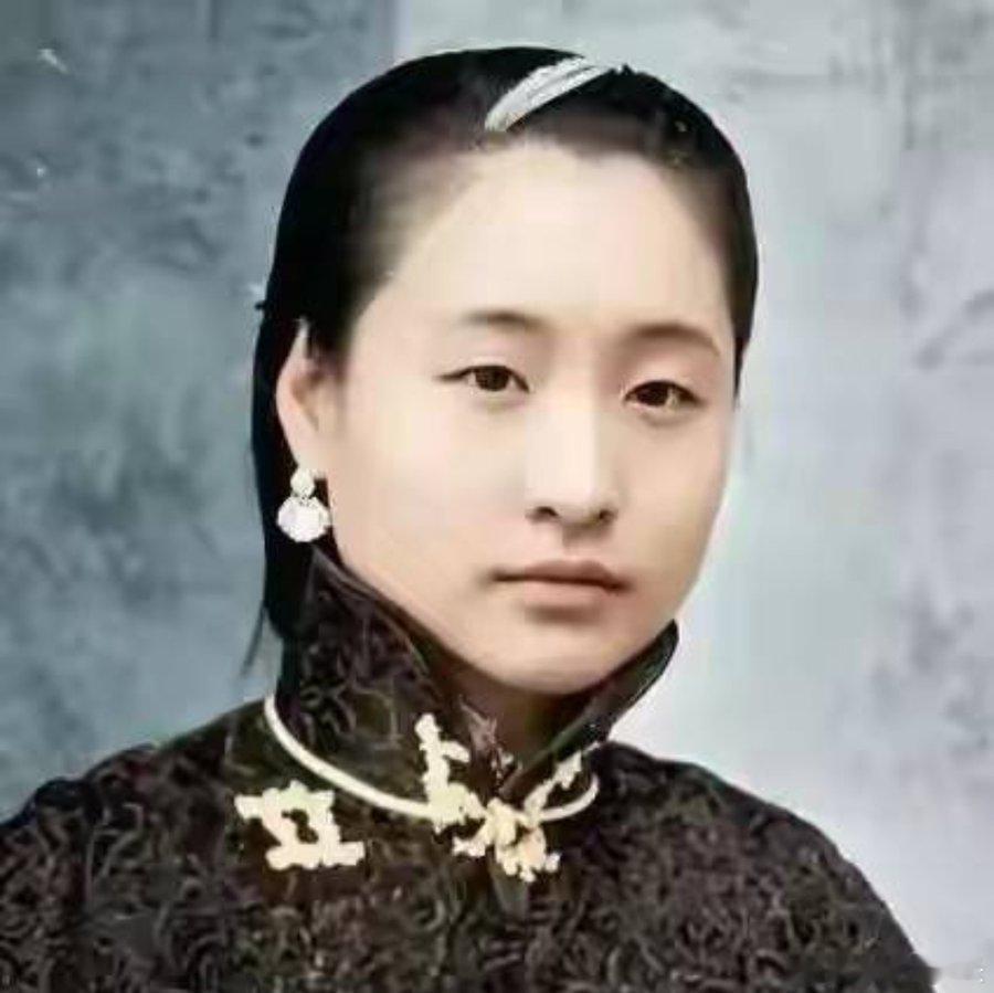 1952年，青岛枪毙所谓头牌名妓"于小脚"1951年12月19日，青岛市公安局先封了福香班妓院。三天