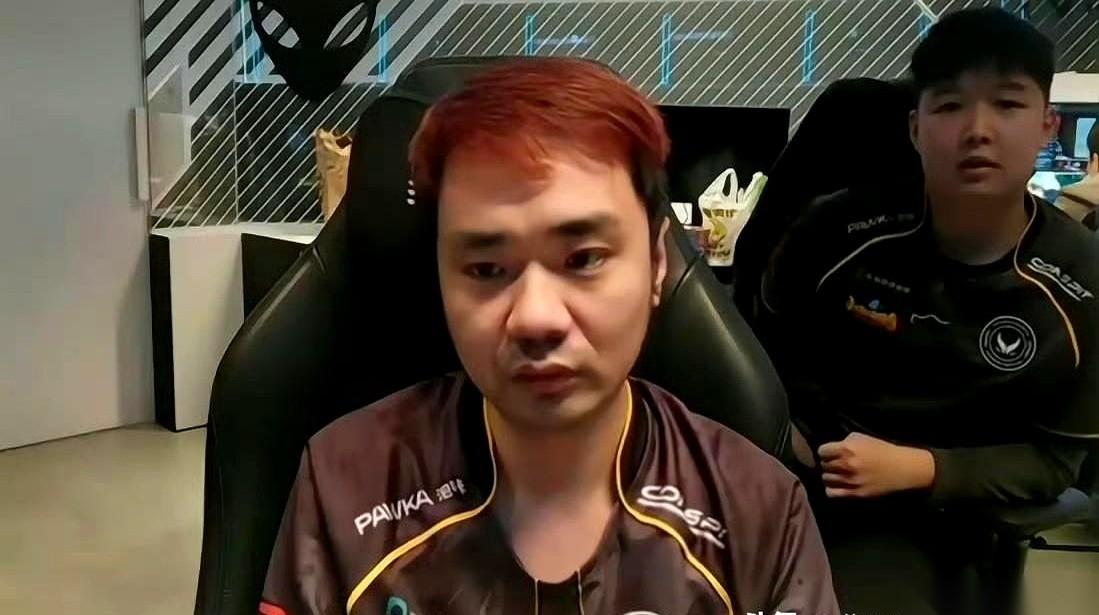 看八师傅第二把选人那张脸，我还以为背后有人拿枪顶着他腰子呢。那表情，紧绷、严肃