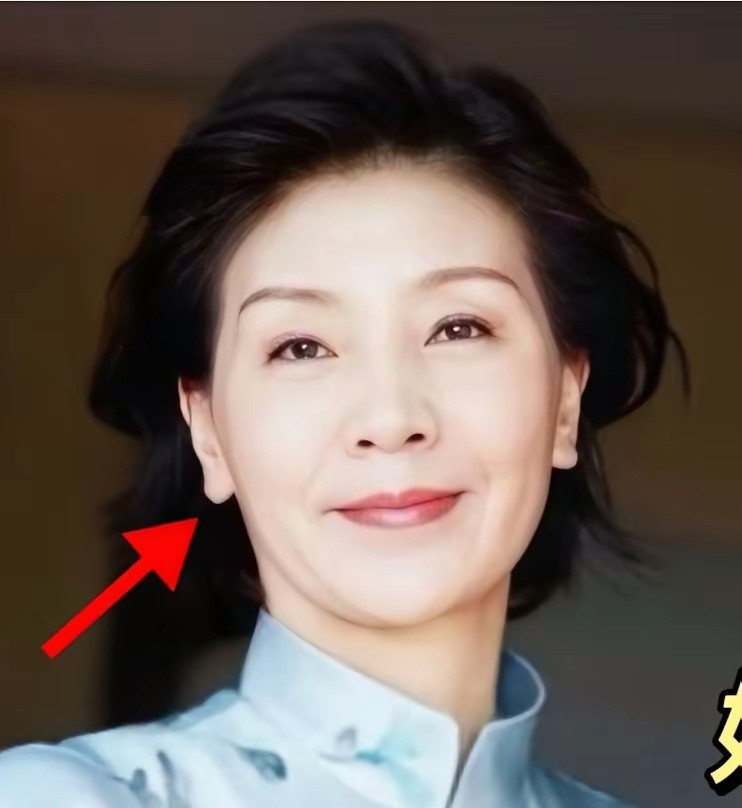 刘诗诗越来越像她妈妈了，鼻子嘴巴法令纹的弧度简直一模一样