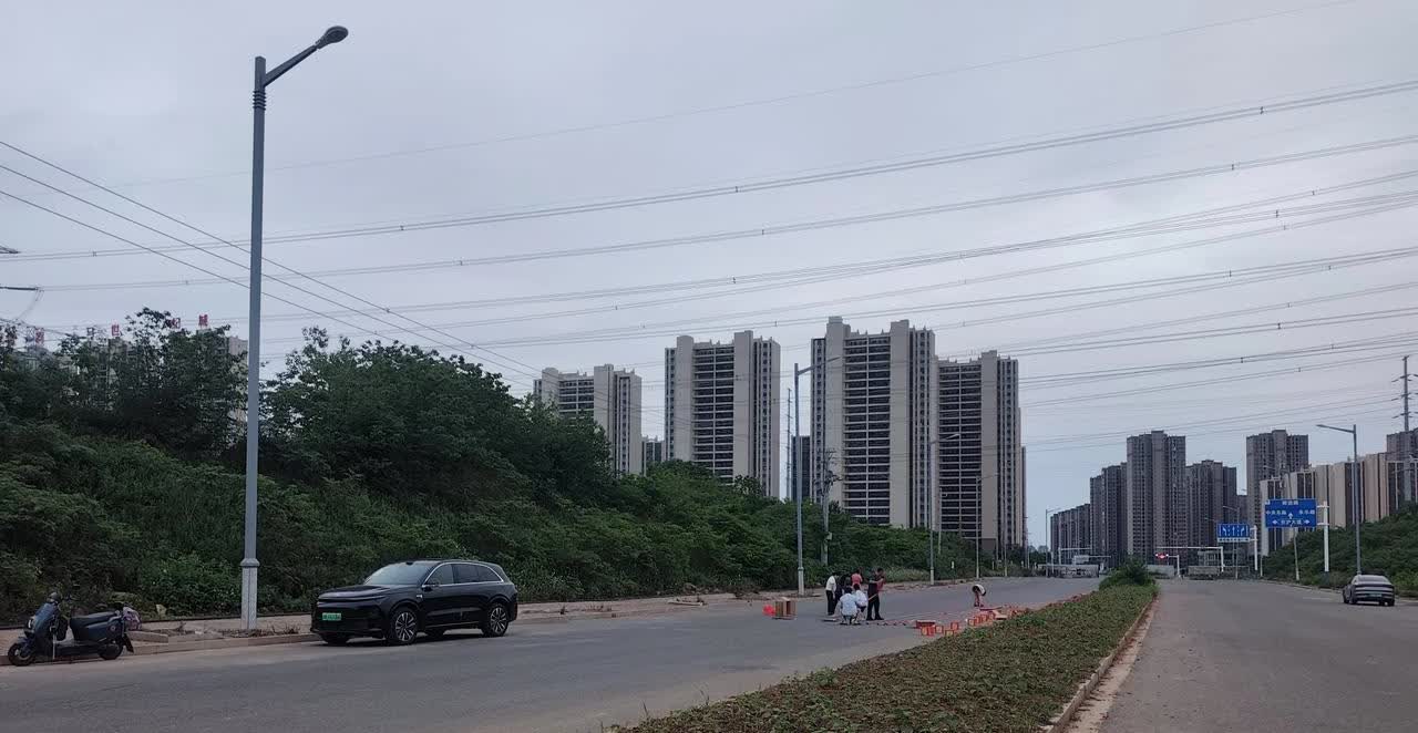 来到安徽省滁州市发现一个奇怪的现象，就是买新车，不管车子价格如何都会放烟花爆竹，