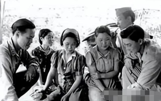 1949年，蒋介石带着60万大军败逃台湾，军队成员大部分都是没结过婚的年轻人，为