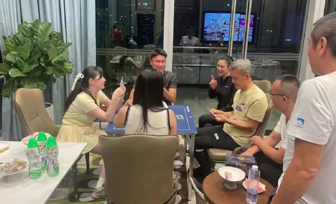 王石看来是没有受到离婚风波的影响，在他的豪宅里，他正和他的好友们打扑克牌，参加打