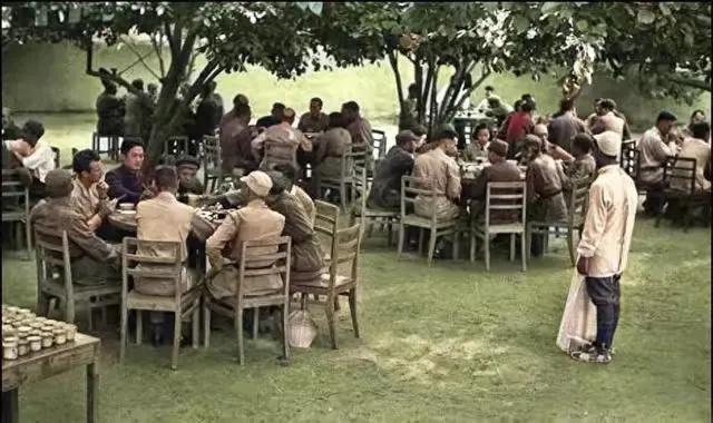 1944年，美军观察组来到延安，开启了一段特别的交流之旅。当时，随着美军飞行员被