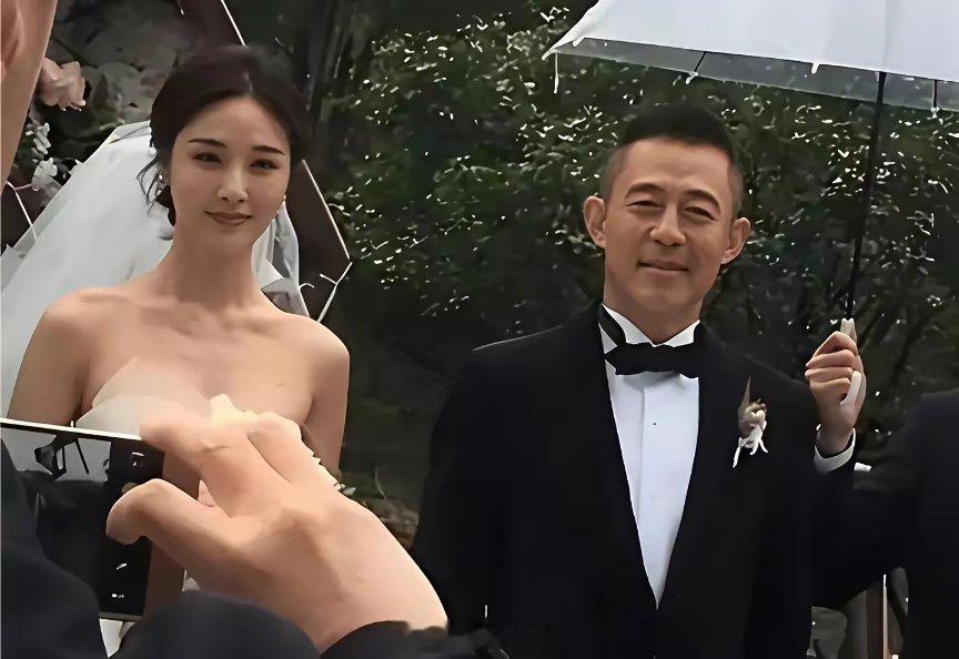 当年，侯勇与第三任妻子王瑞大婚时的一幕，50岁时迎娶小20多岁圈外人王瑞，57
