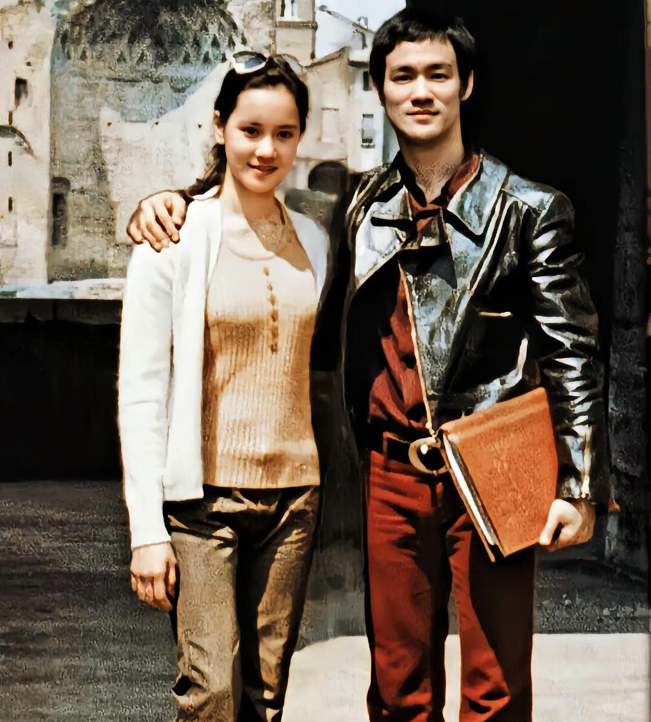 李小龙苗可秀，李小龙是美籍华人艺术家，他最早把中国武术搬到屏幕传到西方国家艺术家