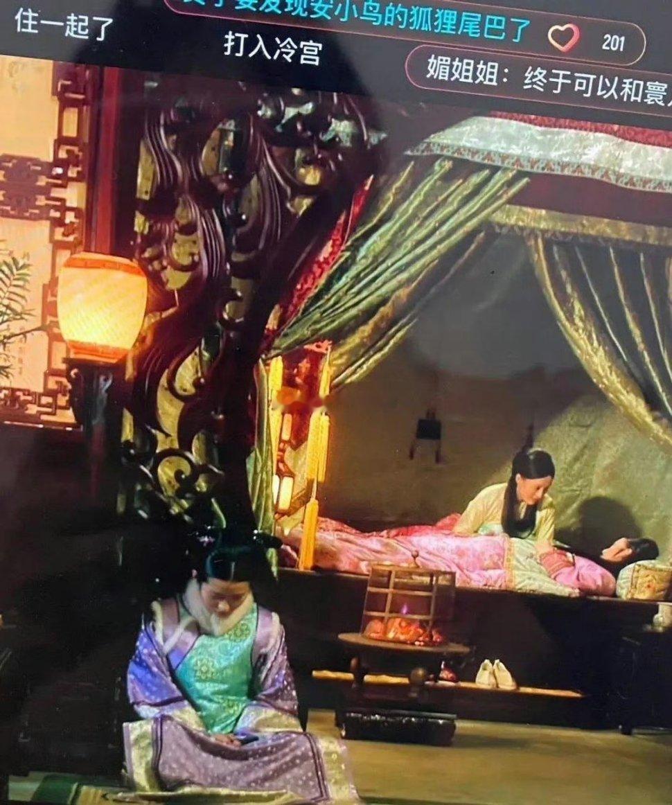 甄嬛传：我不说，你指定没发现！这个人是坐在这玩手机​​​