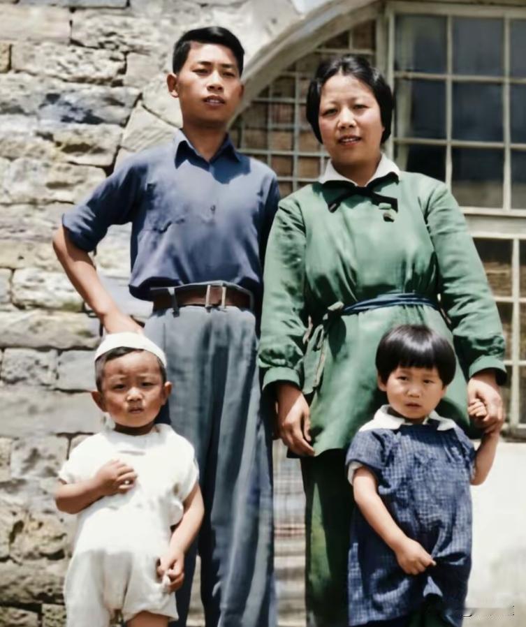 这张图片是上个世纪四十年代邓颖超同志和李硕勋之子李鹏，毛主席女儿李纳在一起的图片