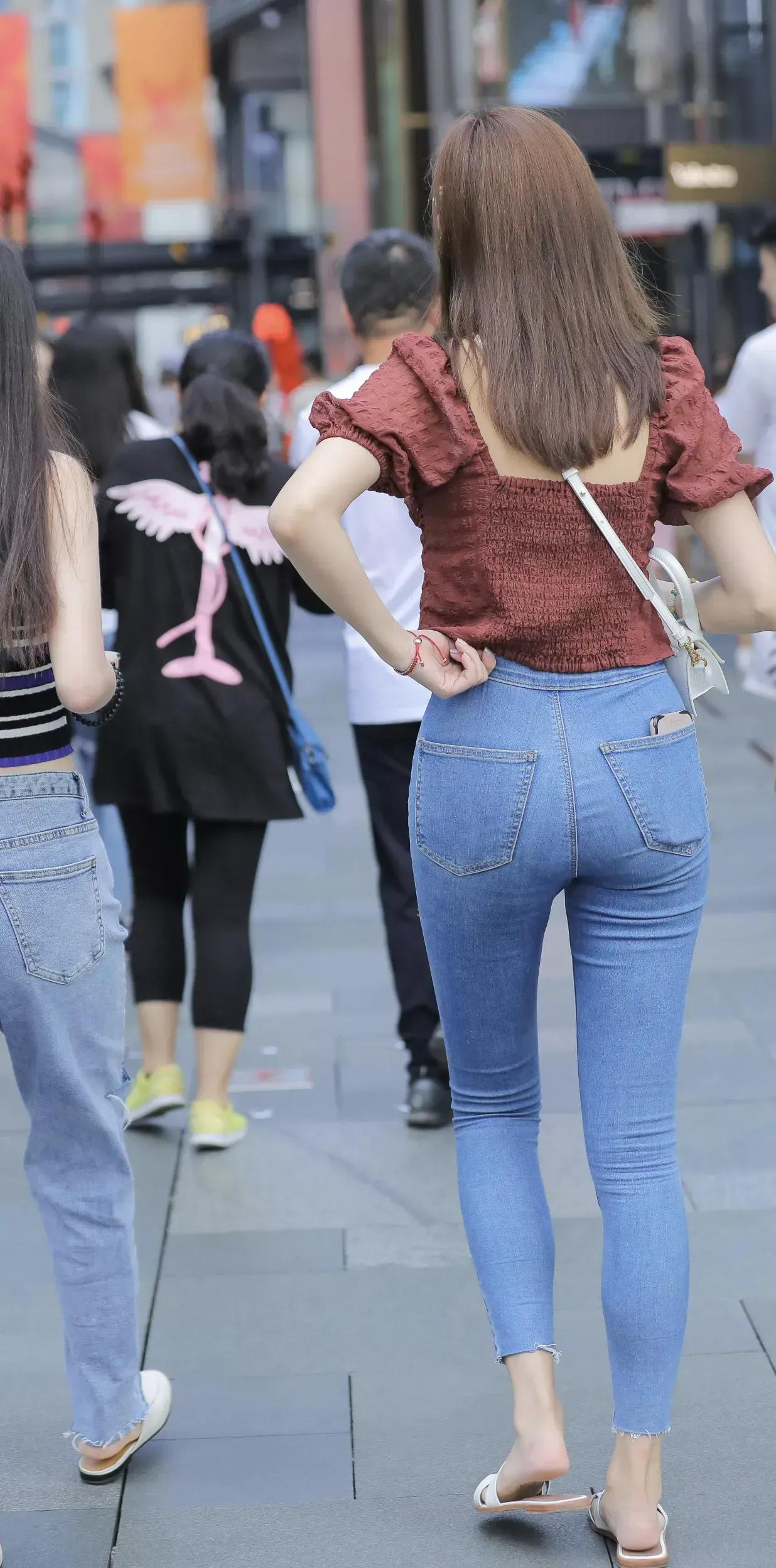 这姑娘的牛仔裤好显腿长啊！看看气质女神的穿着搭配吧性感修身牛仔裤女牛仔裤穿搭