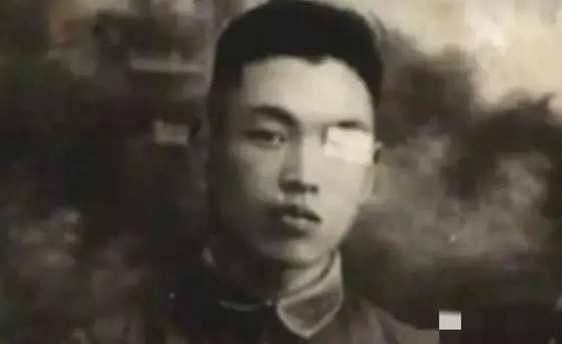 1950年，长津湖战役中，17岁的朱彦夫重伤昏迷，被美军补刀划开肚子，疼醒之后他