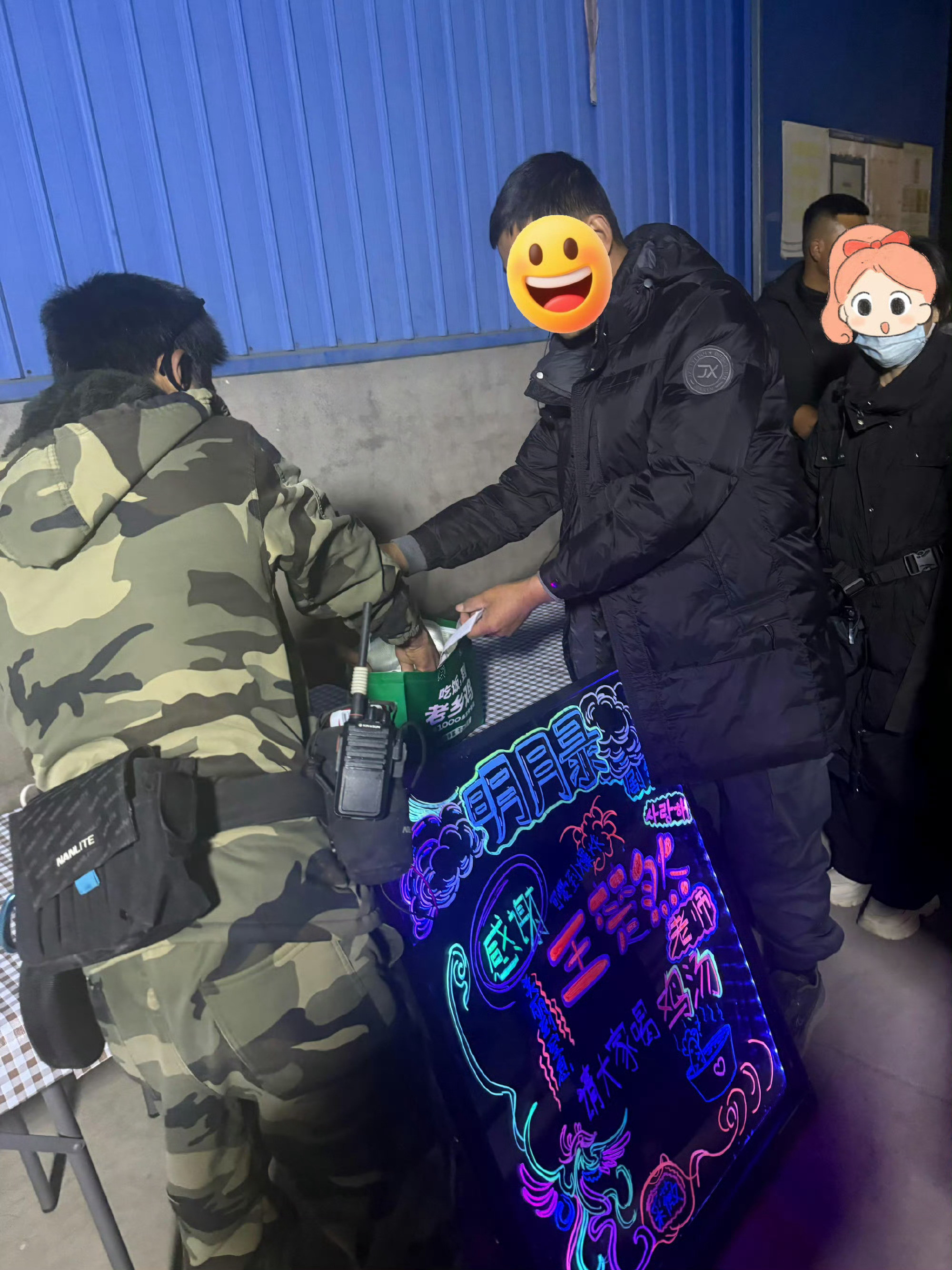 昨晚夜戏，王楚然给剧组大伙儿准备了鸡汤好体贴的小女孩王楚然明月录