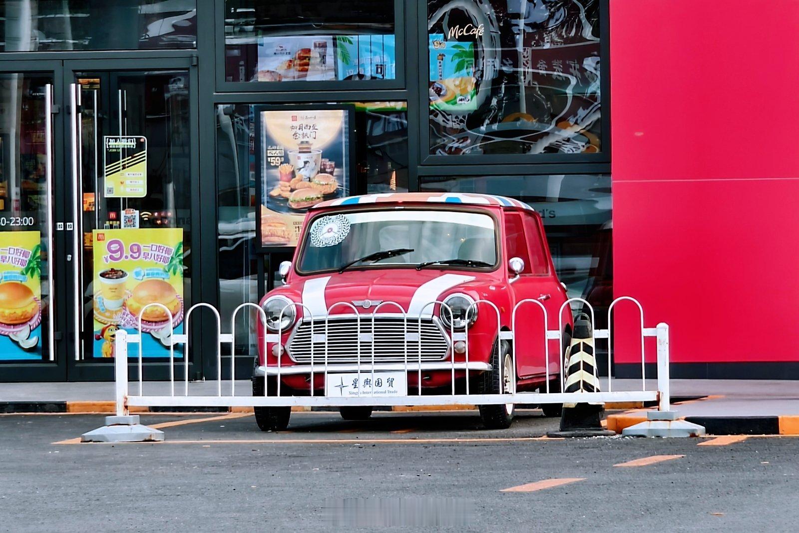 牡丹楼门口摆个Mini是几个意思？[思考]经典老车​​​