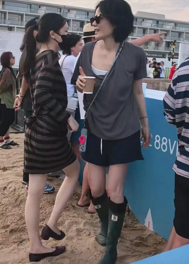 王菲现在最爱的已经不是男友谢霆锋了也不是音乐了，最爱的是窦靖童和李嫣