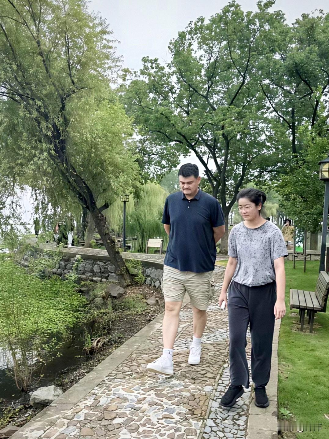 姚明和女儿公园散步