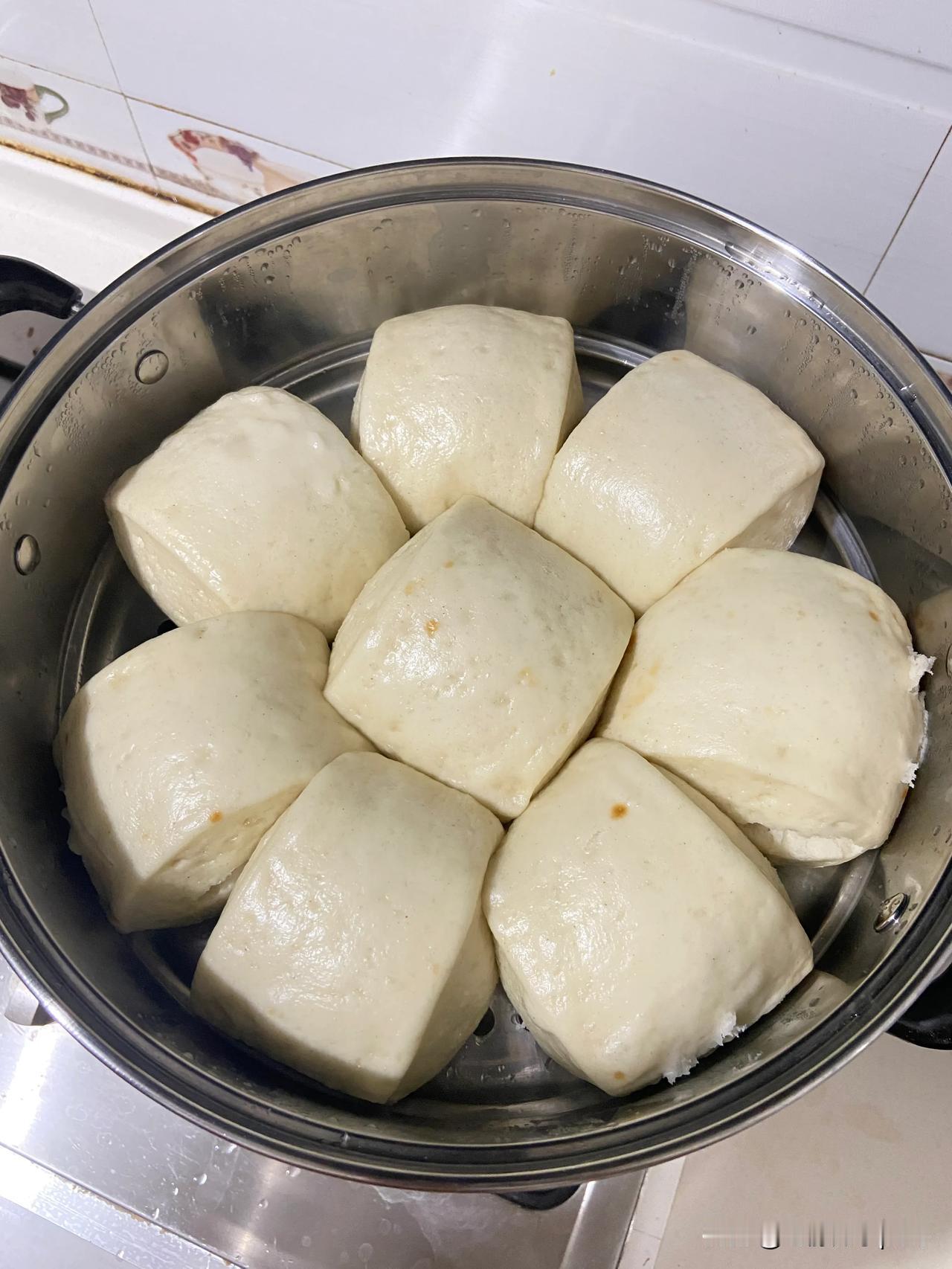 好一锅漂亮的大馒头！看着就想吃！这锅馒头表面光滑发亮，指头按下去一秒就能回弹