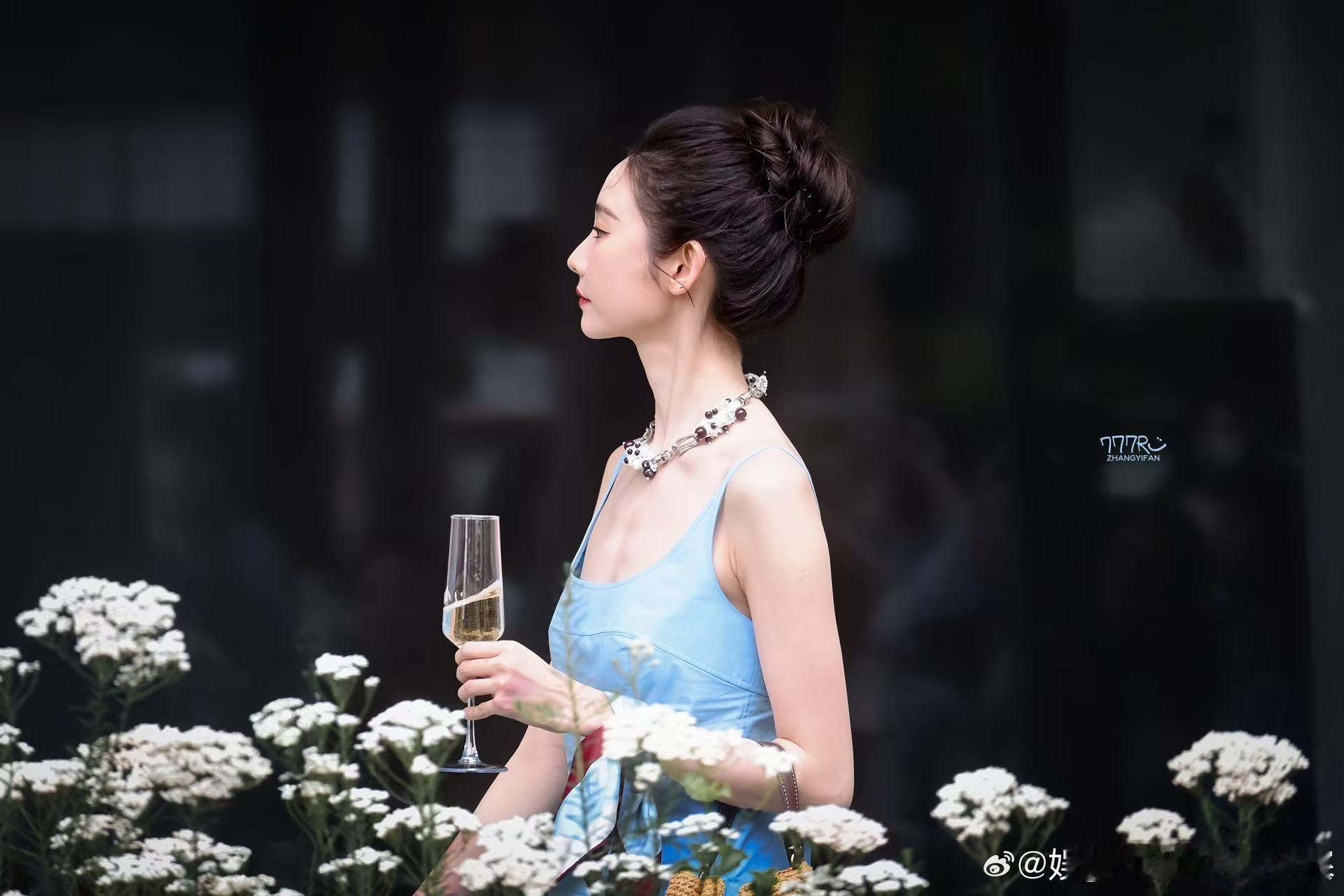 张艺凡冷白皮张艺凡白到我近视都好了不用滤镜不用修图，原生冷白皮就这么能打，白得