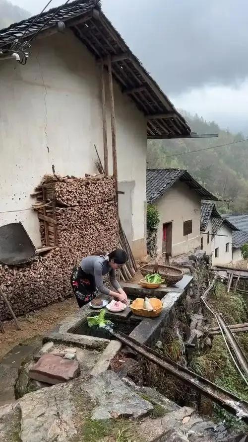 回农村住了一段时间，不管别人咋说，我倒觉得住农村其实也挺好的一、慢节奏的生活让