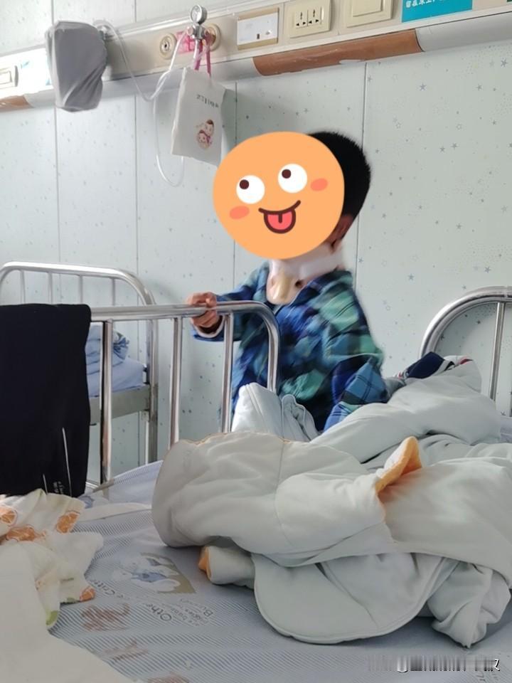 今天上午我差点崩溃，就因为一个5岁多的大孙子。早上8点多，主任医生来查房，医