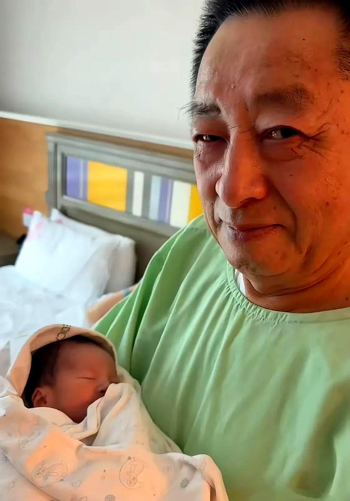 等到快坐不稳了才抱上的孙子，是什么滋味？老爷子把娃娃紧紧搂在怀里，紧到要把小小