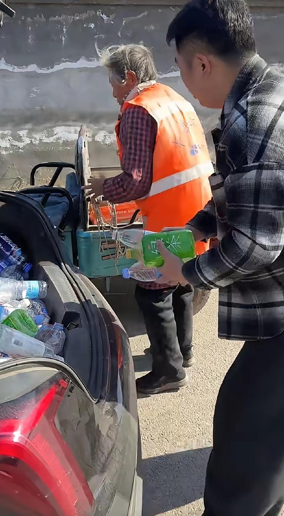 年轻男子突然拦住一位环卫老人，让环卫工老人将自己车上后备箱的垃圾拿走，接下来的画