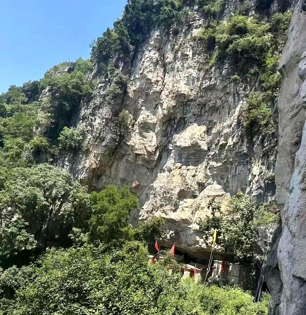 搜救队在深山老林里苦熬了整整7天，最后只摸出半瓶喝剩的矿泉水和一张压在石头底下的