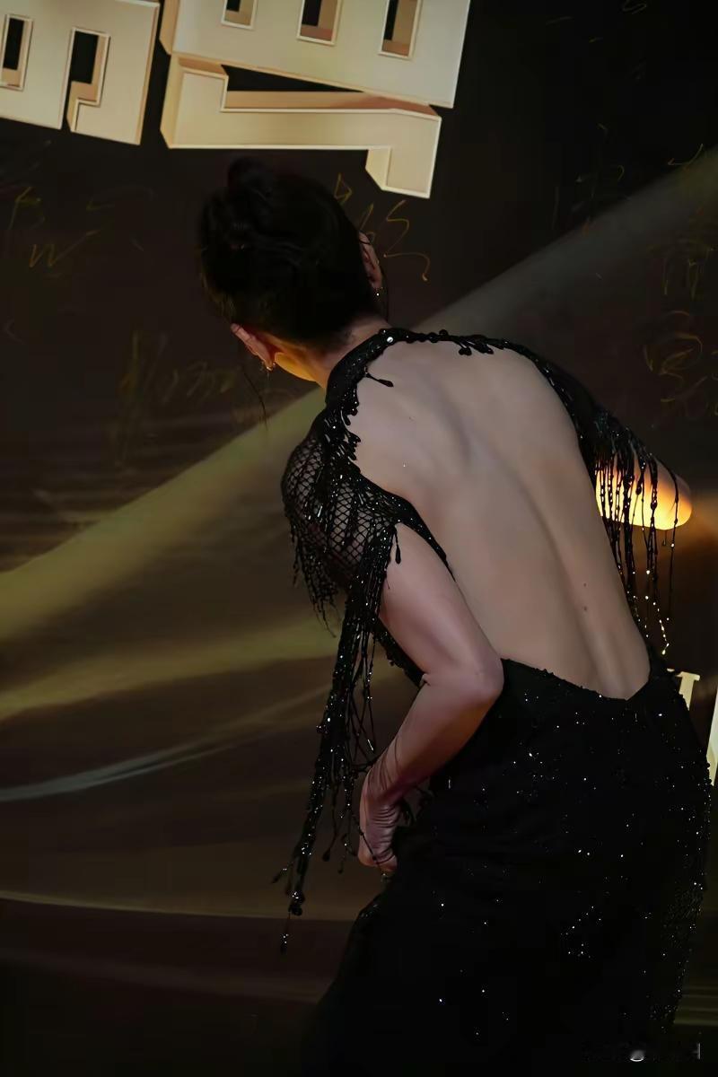 51岁贾静雯大秀美背！贾静雯的红毯造型着实令人惊叹，身着一袭黑色网状露背礼服裙