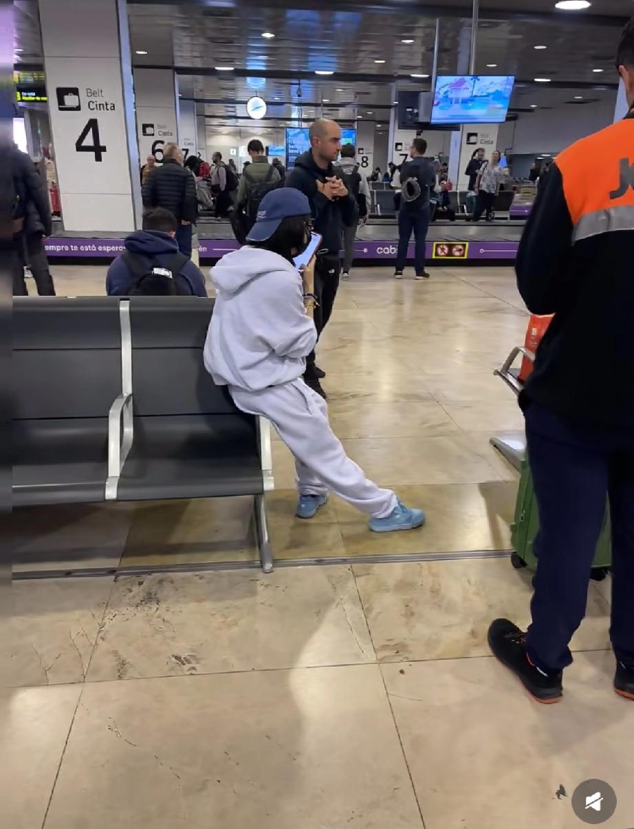 3月29日，张柏芝独自从北京坐飞机飞西班牙马德里，据说是去看小Q打球，她没带保镖