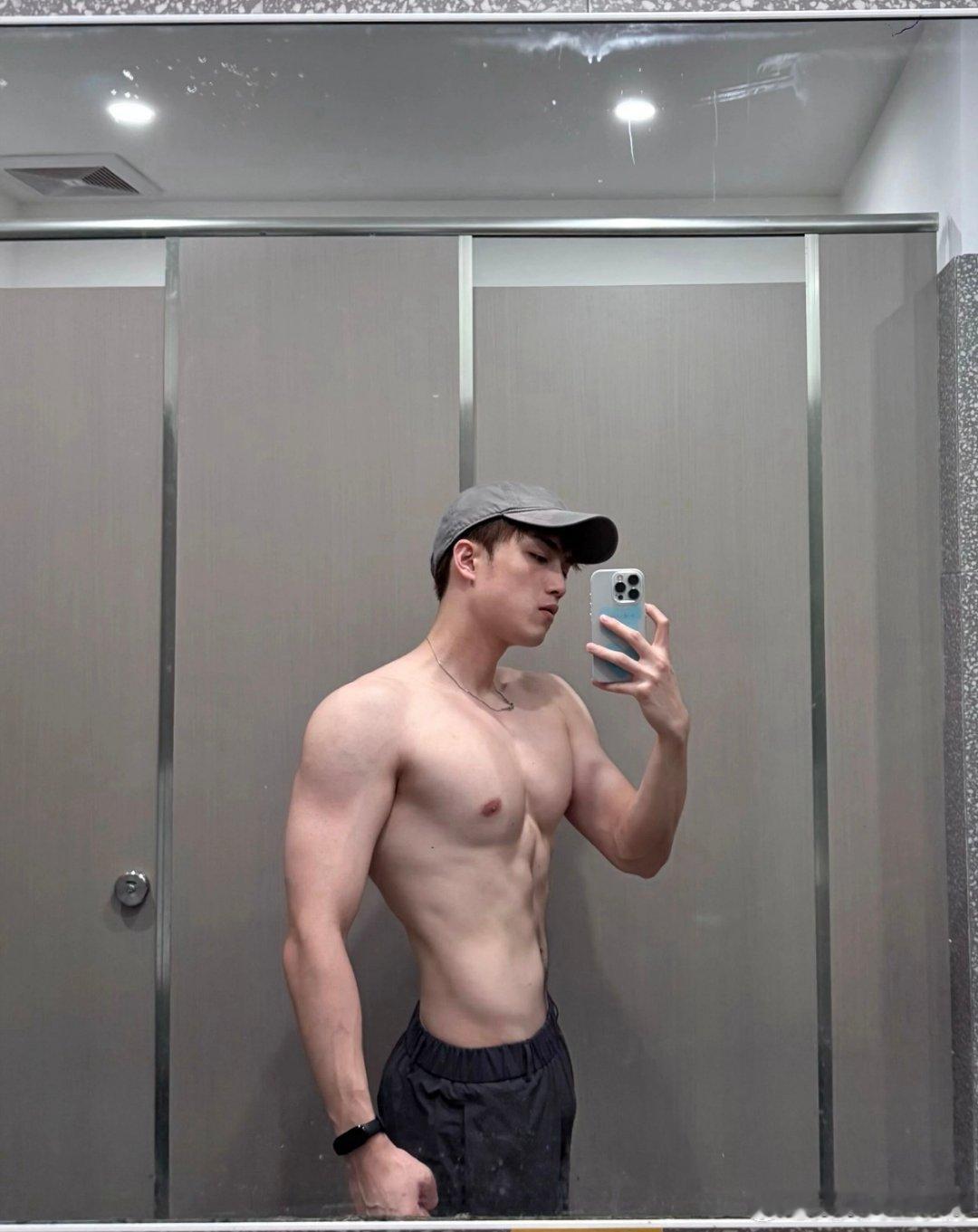 健身打卡运动健身饺子要吃烫烫的，男人要爱壮壮的
