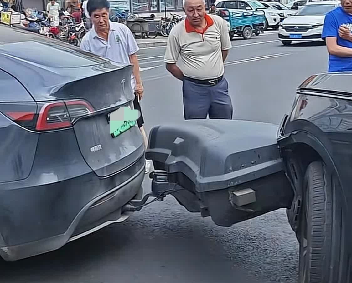 一看特斯拉后面的拖挂就是汽油发电机，清晰看到油管和双色电线！【来自懂车帝车友圈】