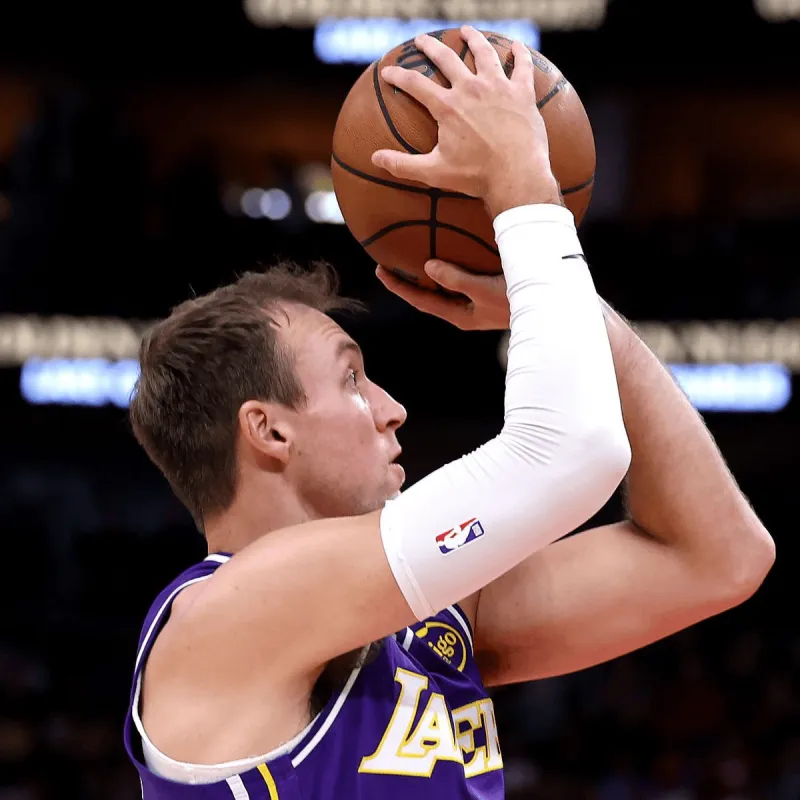 NBA常规赛湖人120-101战胜奇才。湖人自媒体LakeShowYo在社媒