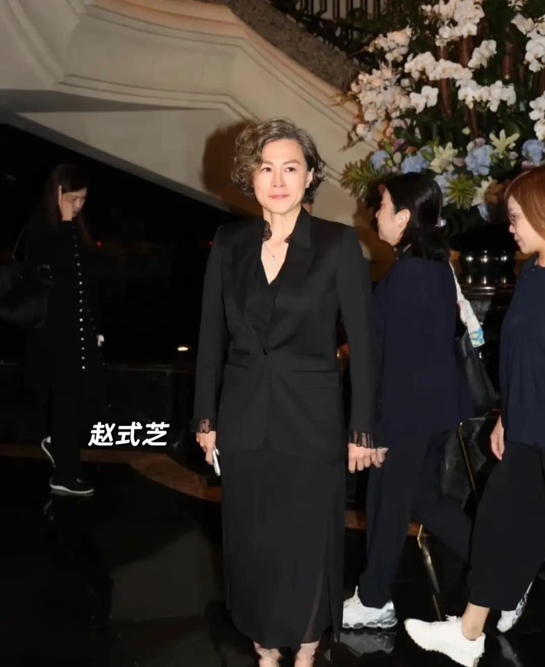 何超蕸追思会：何猷龙老婆女儿罕露面，四房儿女儿媳女婿全到场！