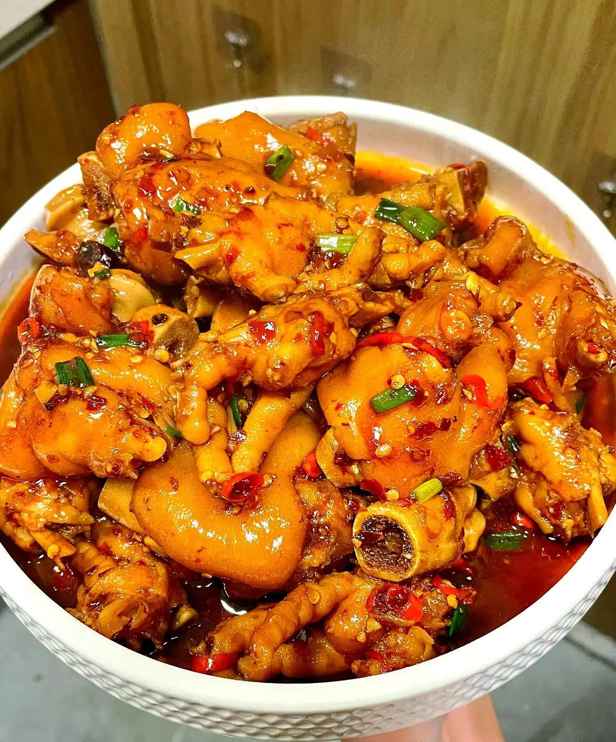 湖南怀化美食，这家下饭的本地小馆子好美味！陈家味小饭馆美食推荐：1、压锅大
