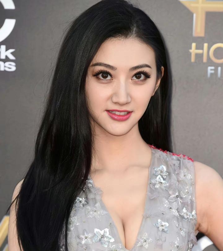 景甜这事儿最值得琢磨的不是钱，是两个前任。张继科分手后被人扯进热搜，就一句“跟我