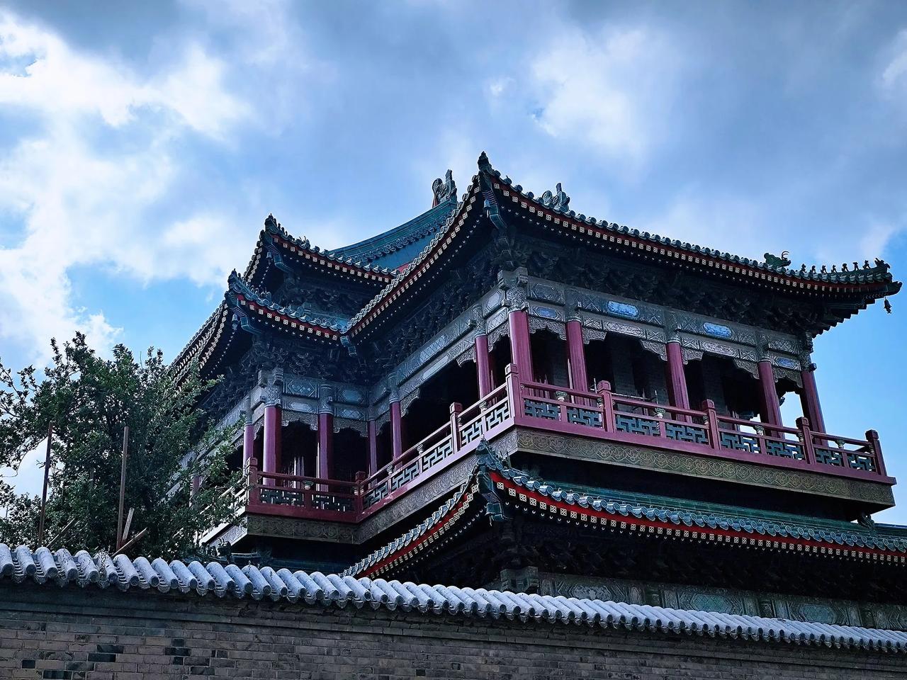 济南百年上新街经过三年多的改造，终于部分对外开放了。上新街的历史可追溯到190