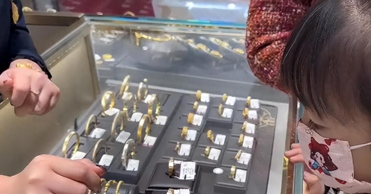 这孩子太聪明了！河北廊坊，一个10岁的女孩，担心压岁钱被父母花掉，竟然连续三年把