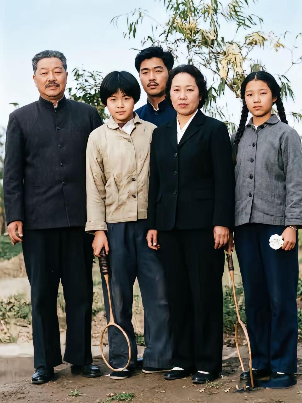 早年投身革命，当过开国元帅秘书，后来嫁给了元帅，夫妻相守27年，儿子是中将，女儿