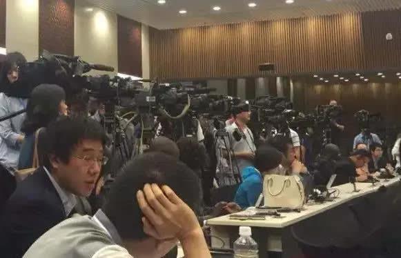 泽连斯基终究还是低头了。苦撑四年，家底都快输光了。人口骤降1500万，外援彻底断